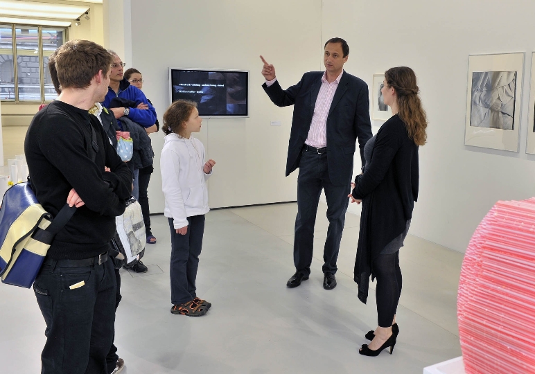 Kulturstadtrat Andreas Mailath-Pokorny mit BesucherInnen im MUSA Museum auf Abruf