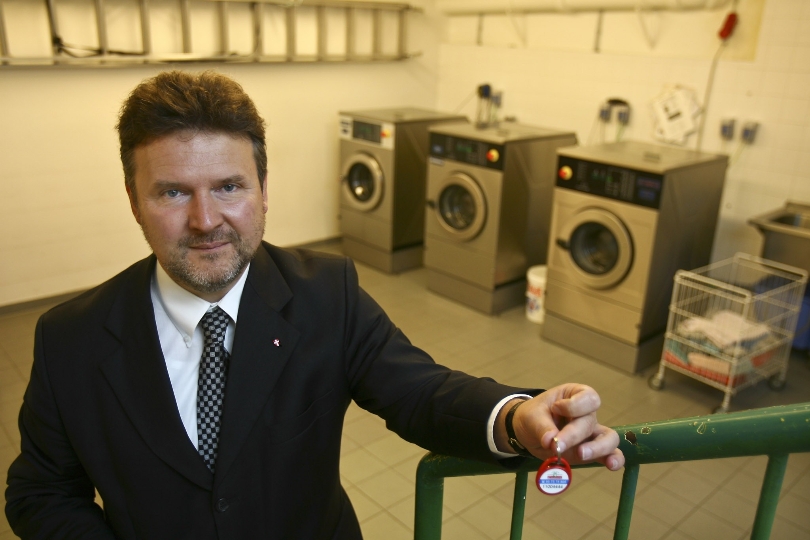 Vbgm. StR Dr. Michael Ludwig: "Bereits 1.200 Waschküchen in den Wiener Gemeindebauten sind auf die faire Waschküchenlösung umgestellt. Bis Jahresende werden rund 2.000 Waschküchen auf das 'naTÜRlich-sicher'-System umgerüstet sein." 