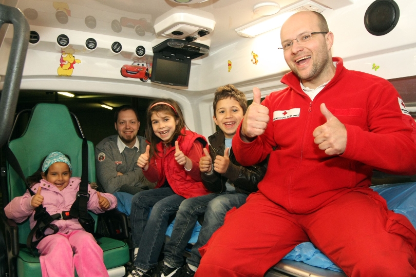 Kindergartenkinder besuchen das Rote Kreuz und lernen die Tätigkeitsfelder kennen 