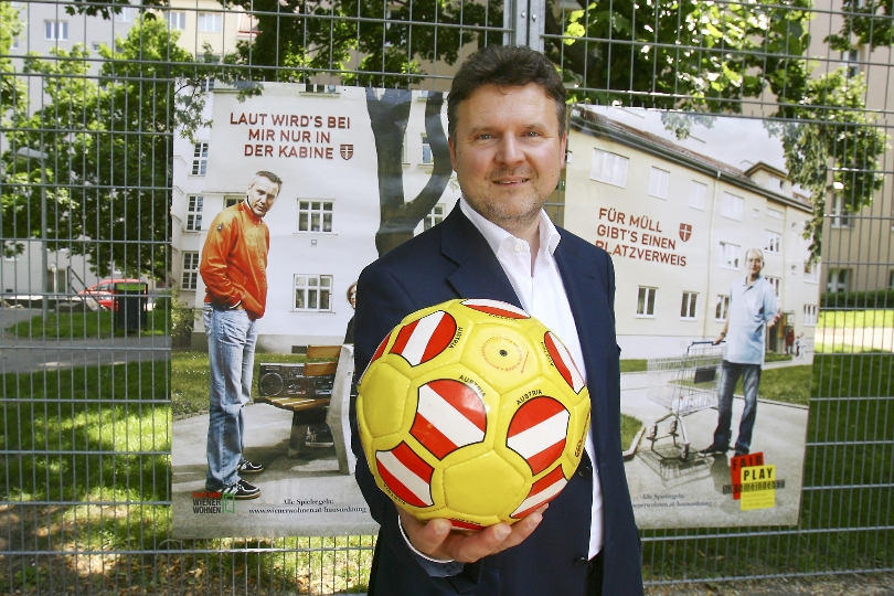 Vbgm Dr. Michael Ludwig präsentiert zeitgleich mit der Eröffnung der Fußball-WM die Aktion "Fair Play im Gemeindebau" 