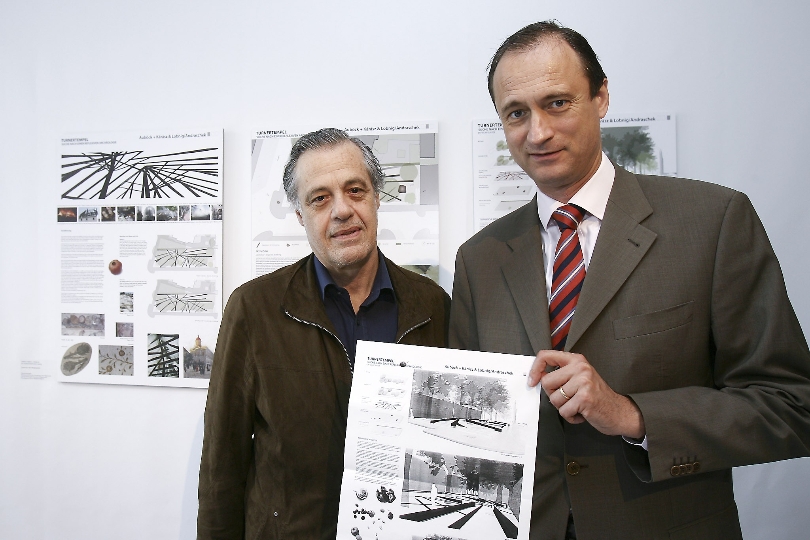 Architekt János Kárász und Kulturstadtrat Andreas Mailath-Pokorny mit dem Siegerentwurf
