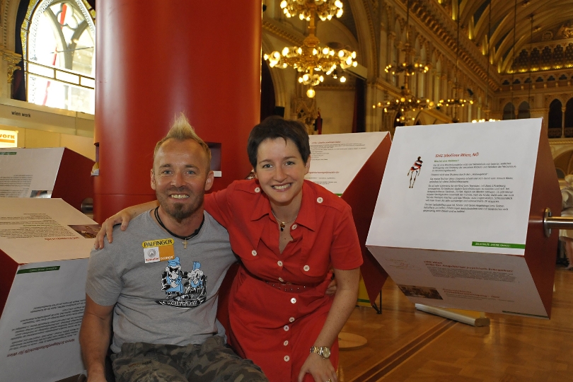Sozialstadträtin Sonja Wehsely mit Rennrollstuhl-Weltmeister Thomas Geierspichler bei der Messe "Jeder für Jeden" im Wiener Rathaus