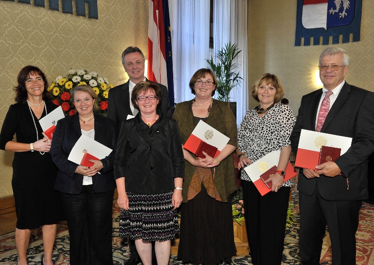 Die Zweite Landtagspräsidentin Marianne Klicka (Dritte von links) überreichte die Silberne Ehrenmedaille um Verdienste der Republik Österreich und die Otto-Glöckel-Medaillie an verdiente PädagogInnen
