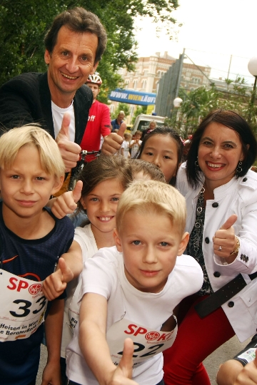 Sportstadtrat Christian Oxonitsch und Stadtschulratspräsidentin Susanne Brandsteidl mit Kindern beim SchülerInnenlauf auf der Summerstage