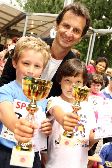 Sportstadtrat Christian Oxonitsch mit zwei Gewinner des SchülerInnenlaufs auf der Summerstage