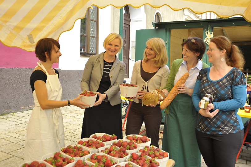 Besuch des neu renovierten Kutschkermarkt - v.li.n.re. Standlerin, StRin Sandra Frauenberger, Barbara van Melle, Irene Pöhl und Maggie Kolb