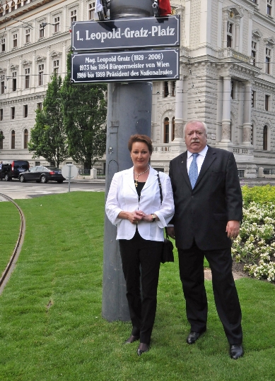 Witwe Evelyn Gratz-Tauschitz und Bürgermeister Michael Häupl bei der Benennung des Leopold-Gratz-Platzes