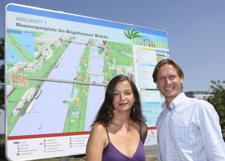 Umweltstadträtin Ulli Sima und DI Gerald Loew, Leiter der Wiener Gewässer MA 45, präsentieren die neue Beschilderung auf der Donauinsel 