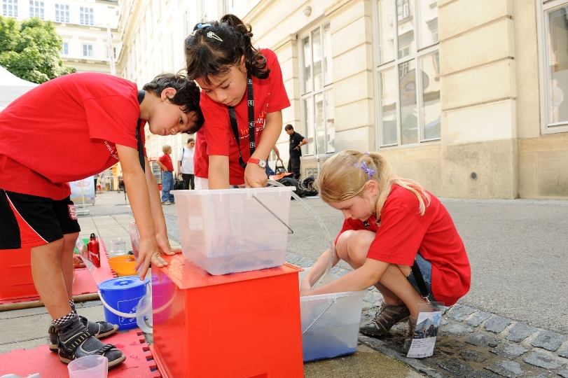 Die Geheimnisse der Abwasser-Reinigung erforschen Jung-Studenten bei der KinderuniTechnik