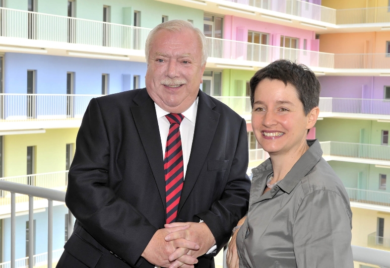 Bürgermeister Dr. Michael Häupl und Gesundheits- und Sozialstadträtin Mag.a Sonja Wehsely besichtigen das neue Pflegewohnhaus Leopoldstadt. 