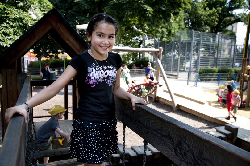 Mädchen und Kleinkinder im Anton-Baumann-Park, der mit EU-Förderung neu gestaltet wurde