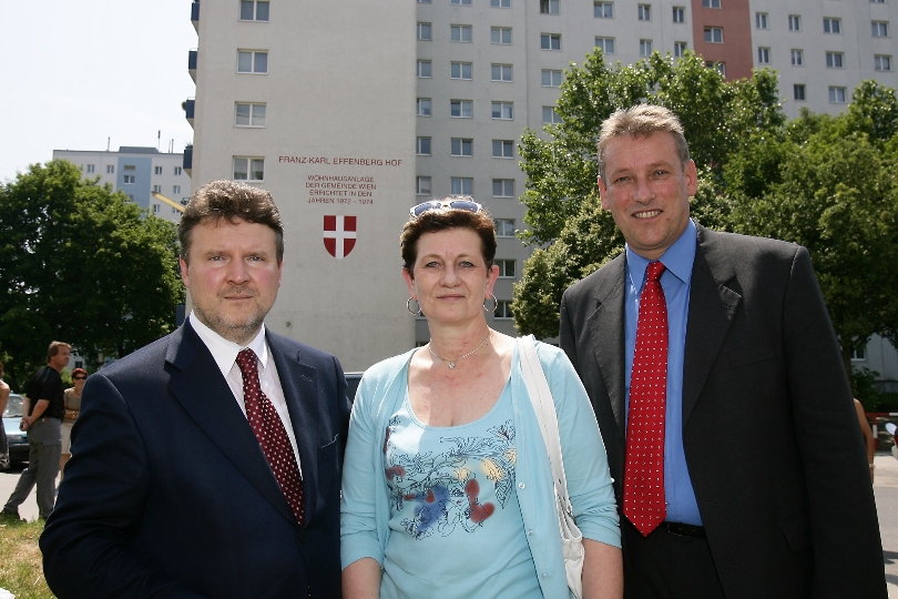 Benennung des Franz-Karl Effenerg Hofs: Vbgm. Michael Ludwig und BV Norbert Scheed mit Rosemarie Effenberg
