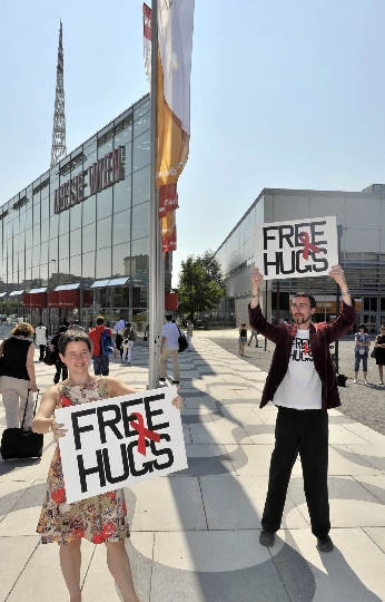 Gesundheits- und Sozialstadträtin Mag.a Sonja Wehsely und Free Hugs-Erfinder Juan Mann bei der Aktion "freehugs4aids" 
