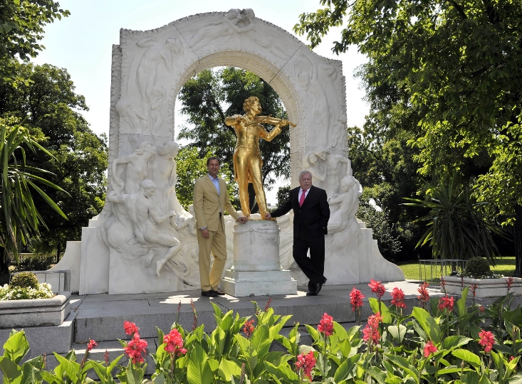 Kulturstadtrat Andreas Mailath-Pokorny und Bürgermeister Michael Häupl vor Johann-Strauss-Denkmal, das im Herbst 2010 restauriert wird