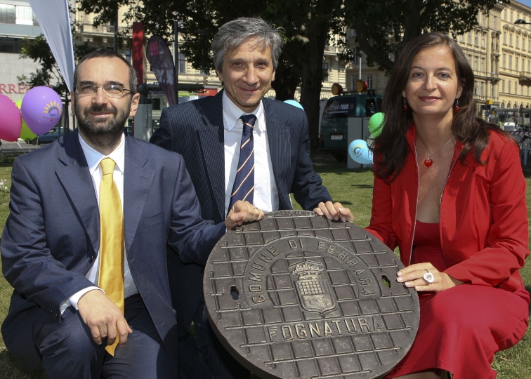 v.li.n.re.: Vizebürgermeister von Ferrara, Massimo Maisto; Stefano Bottoni und Umweltstadträtin Ulli Sima eröffneten die Kanaldeckelausstellung in Wien 