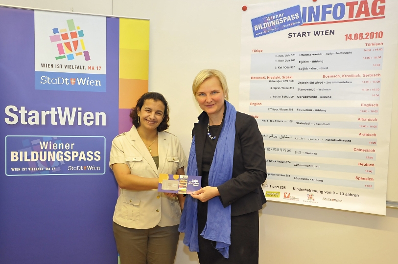 Integrationsstadträtin Sandra Frauenberger überreicht der 10.000 StartWien-Modulbesucherin (Sherry Gerges) eine Jahreskarte der Wiener Büchereien