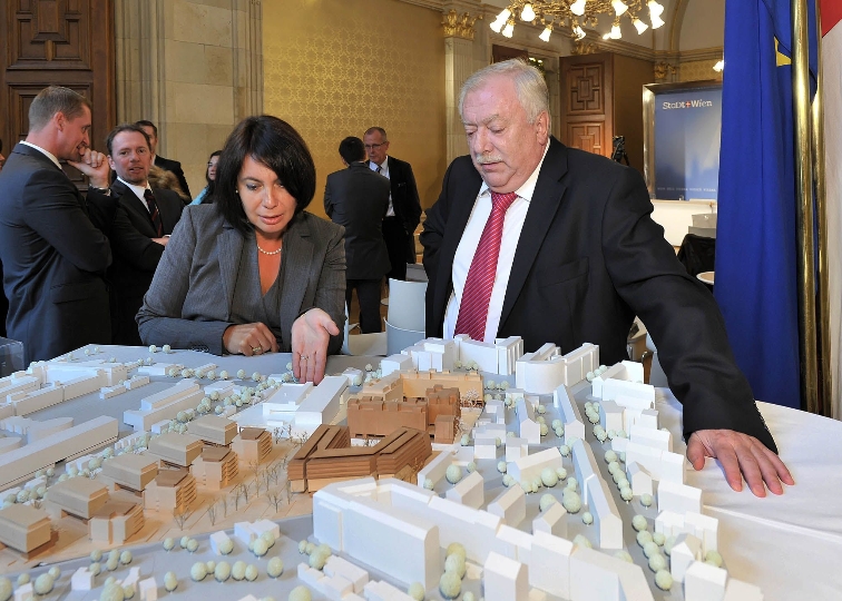 Stadtschulratspräsidentin Susanne Brandsteidl und Bgm Dr. Michael Häupl präsentieren das Campus Modell Donaufeld Nord