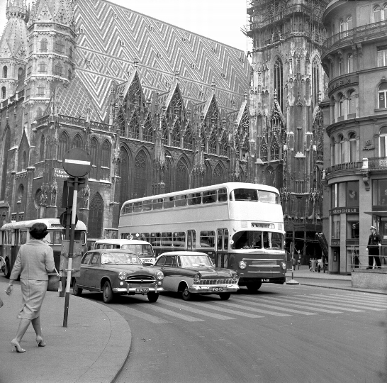 Doppeldeckerbus vor dem Stephansdom (April 1960)
