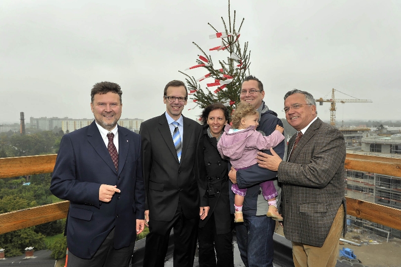 Vbgm Dr. Michael Ludwig, Mag. Peter Roitner, Heimbau, und BV Ing. Heinz Lehner (re.) mit einer jungen Familie, die in das innovative Wohnprojekt im Frühjahr 2011 einziehen wird