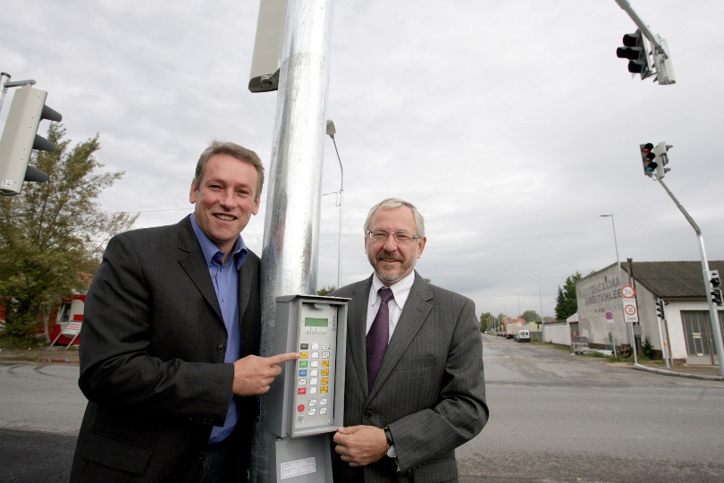 BV Norbert Scheed und Verkehrsstadtrat Rudi Schicker nehmen eine neue Ampel an Schulwegkreuzung in Betrieb 