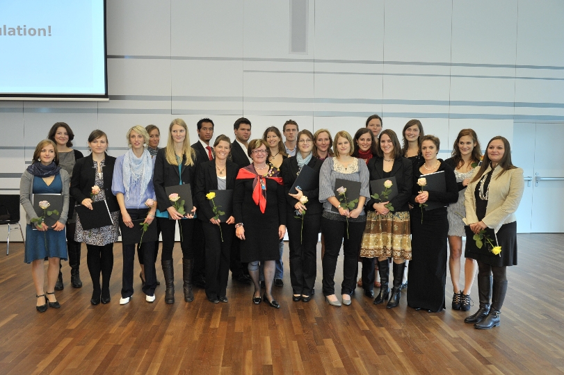 Zweite Landtagspräsidentin Marianne Klicka (Bildmitte) gratuliert AbsolventInnen der Fachhochschule Campus Wien 