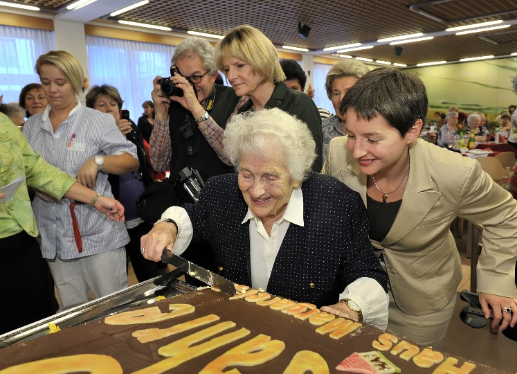 Präsidentin des Kuratoriums Wiener Pensionistenwohnhäuser (KWP) Gesundheits- und Sozialstadträtin Mag.a Sonja Wehsely und die 90 jährige Josefa Capek feiern 50. Geburtstag des KWP