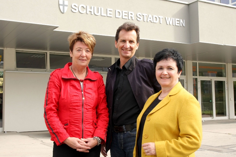 v.li.n.re.: BVin Renate Angerer, StR Christian Oxonitsch und Schuldirektorin Brigitte Kimm vor der Volksschule Hoefftgasse 