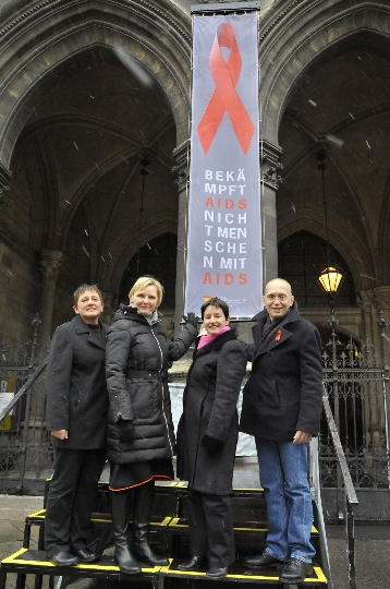 v.li.n.re.: Angela Schwarz (WASt), StRin Sandra Frauenberger, StRin Mag.a Sonja Wehsely und Dennis Beck (Obmann Aids Hilfe Wien) 