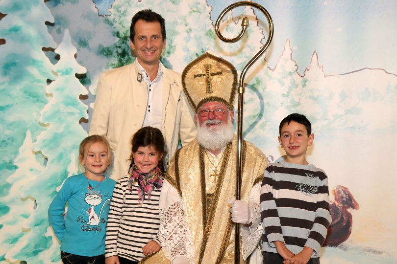 Stadtrat Christian Oxonitsch mit Kindern beim Nikolofest 2010 im Wiener Rathaus 