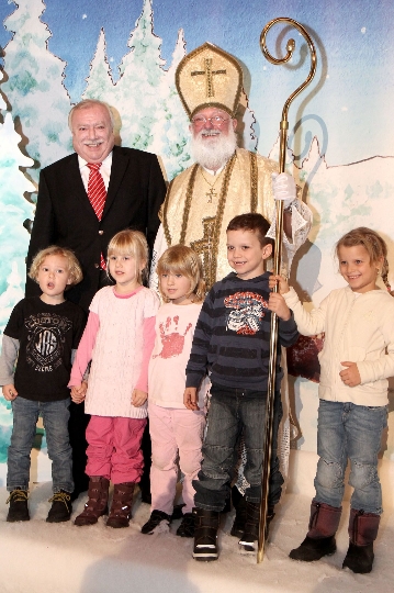 Auch Bürgermeister Dr. Michael Häupl besuchte die Kinder beim Nikolofest im Rathaus 