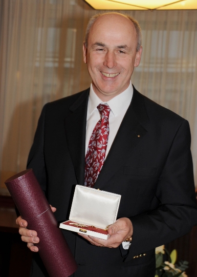 Univ.Prof. Dr. Siegfried Kasper mit dem Goldenen Ehrenzeichen der Ärztekammer