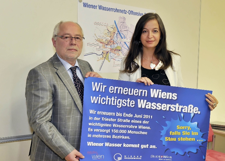 Wolfgang Zerobin, Leiter der Wiener Wasserwerke und Umweltstadträtin Sima informieren über die Rohrnetzerneuerung in der Triesterstraße