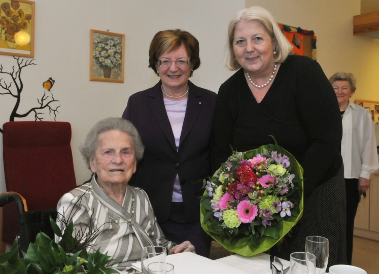 v.li.n.re.: Agnes Schneider, Dritte Landtagspräsidentin Marianne Klicka und BVin Hermine Mospointner