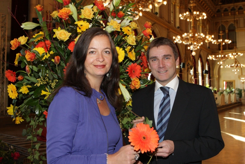Umweltstadträtin Ulli Sima und Stadtgartendirektor Rainer Weisgram präsentieren den Blumenschmuck des 89. Blumenballs in den Hauptfarben weiß, gelb und orange 