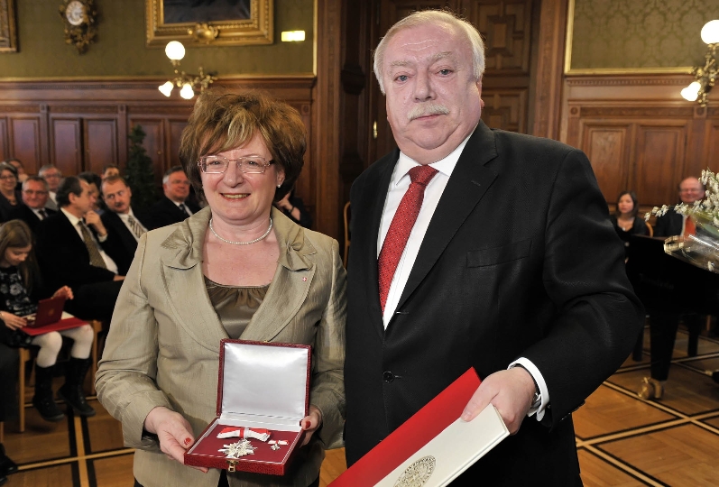 Bürgermeister Häupl überreicht Silbenes Ehrenzeichen an 3. Landtagspräsidentin Marianne Klicka