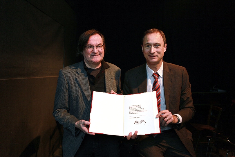 Kulturstadtrat Andreas Mailath-Pokorny überreicht den H.C. Artmannpreis 2011 an den Autor Erwin Einzinger