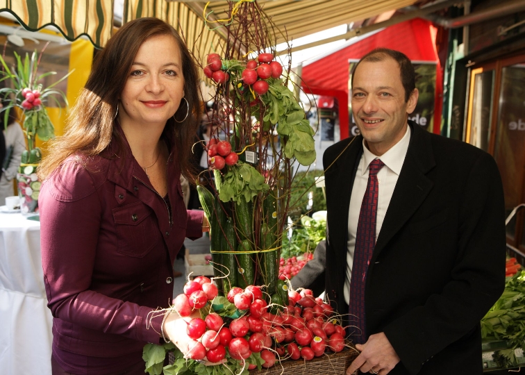 Umweltstadträtin Ulli Sima und LGV-Vorstand Gerald König präsentieren das knackige Frühlingsgemüse am Naschmarkt