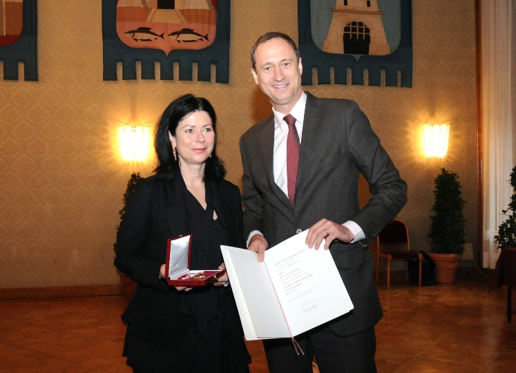 Stadtrat Mailath-Pokorny verleiht Eva Schlegel das Goldene Verdienstzeichen des Landes Wien