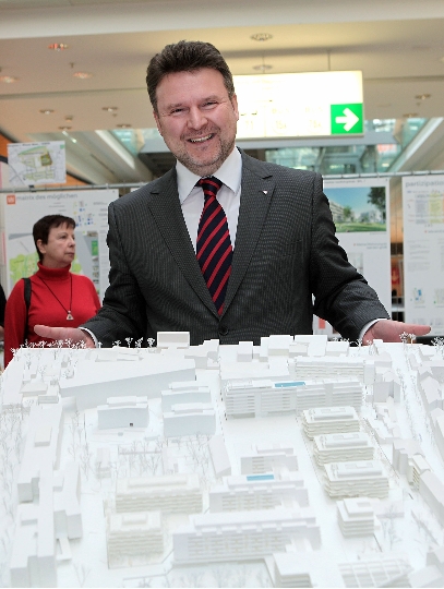 Wohnbaustadtrat Michael Ludwig mit dem Modell für die geplanten neuen Wohnbauten auf den Mautner-Markhof-Gründen