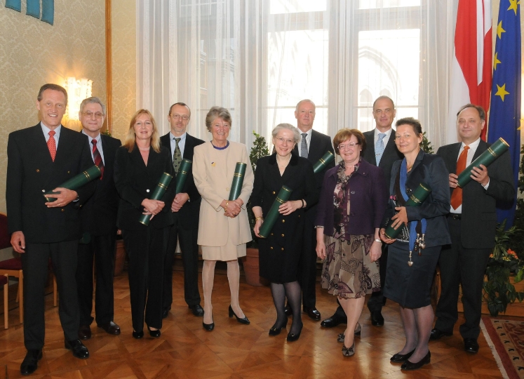 Dritte Präsidentin des Wiener Landtags, Marianne Klicka, (2.v.re.) überreichte verdienstvollen ÄrztInnen Dekrete 