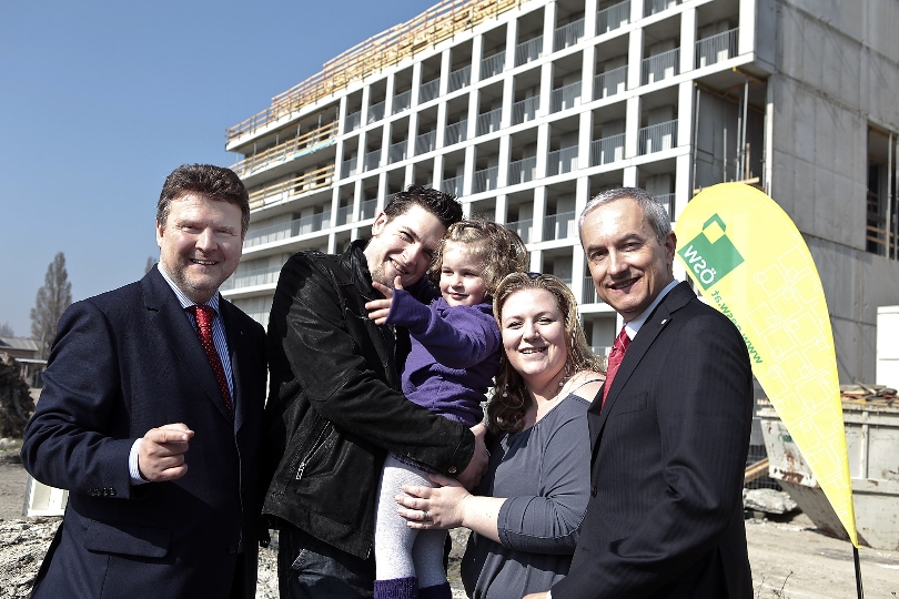 Wohnbaustadtrat Michael Ludwig (l.) und ÖSW-Vorstand Michael Pech (r.) mit Familie Holzer, die sich schon auf ihre neue Wohnung in CITYCOM2 freut 