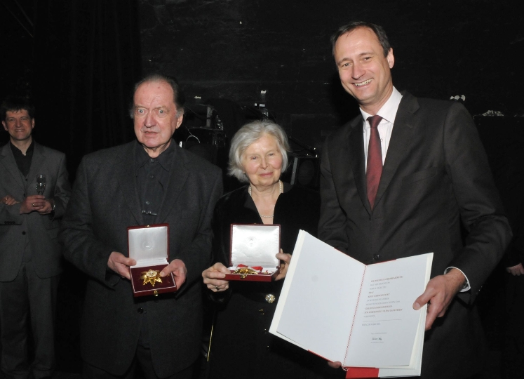 Kulturstadtrat Andreas Mailath-Pokorny überreicht "Goldenes Ehrenezichen für Verdienste um das Land Wien" an Ehepaar Alice und Nikolaus Harnoncourt