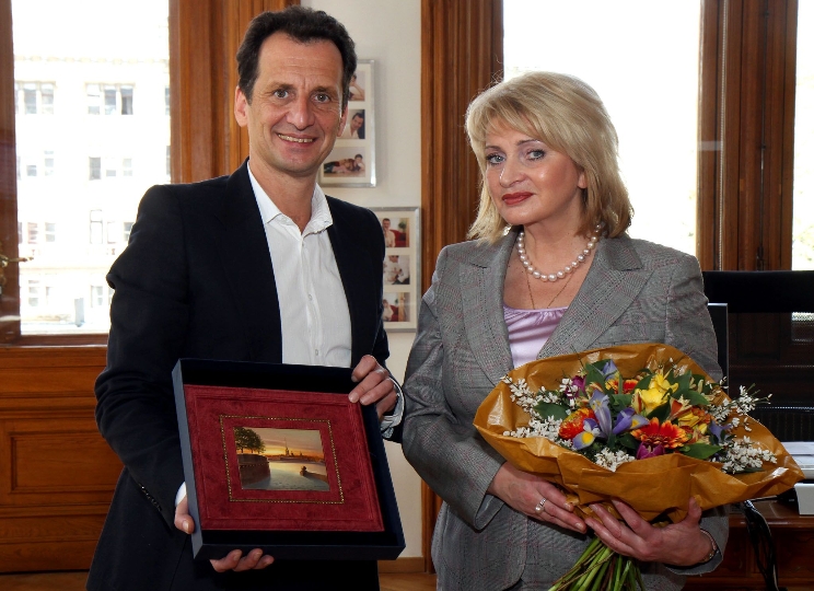 Bildungsstadtrat Christian Oxonitsch mit der Petersburger Vizegouverneurin Alla Manilova