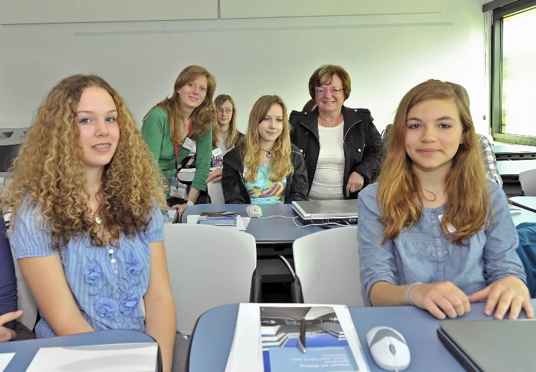 Zum 6. Mal fand der Töchtertag in der Fachhochschule Campus in Wien Favoriten statt. Mit dabei die Dritte Landtagspräsidentin Marianne Klicka (2.v.re.) und Mitarbeiterin der FH, Ursula Weilenmann (2.v.li) 