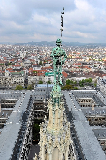 Das Wiener Rathaus von oben mit dem Rathausmann
