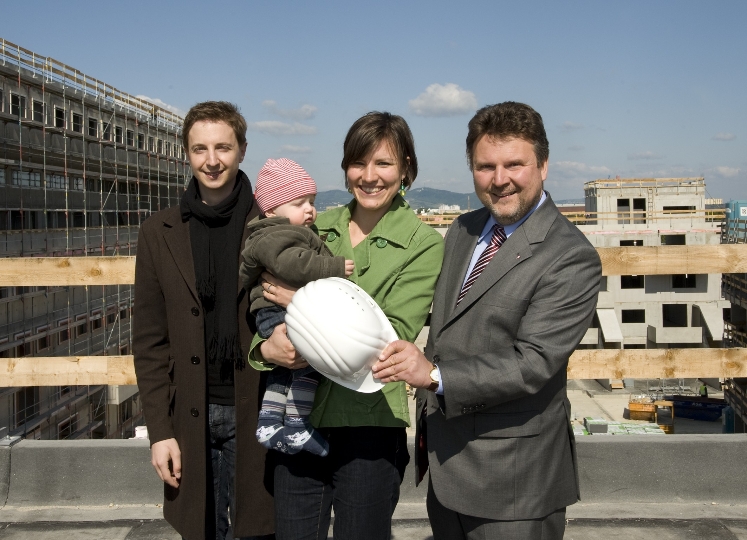 StR. Michael Ludwig mit Stephan und Eva Loidl, die mit Sohn Felix schon bald den hohen Wohnkomfort im Passivhaus Lavaterstraße 6-8 genießen werden. 