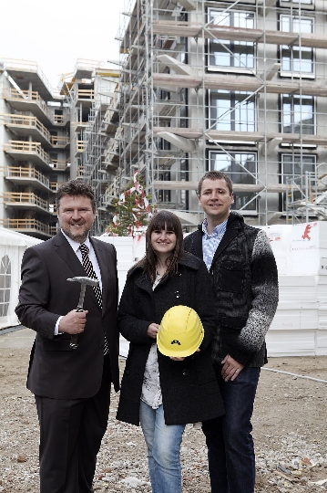 StR Michael Ludwig beglückwünscht Verena Zojer und Roland Supper, dass sie Anfang des kommenden Jahres bereits ihre Wohnung in Europas größter Passivhaussiedlung "Eurogate" beziehen können. 