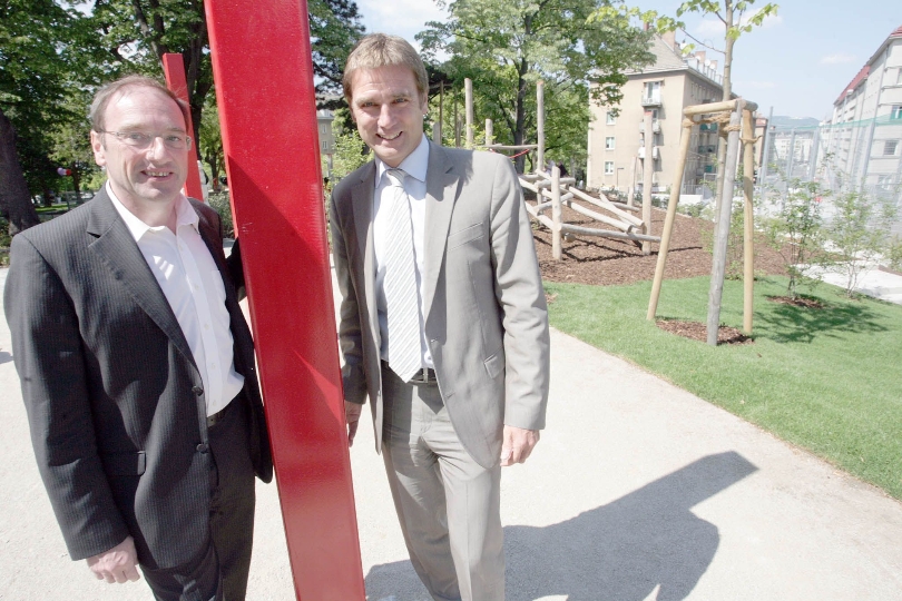 Stadtgartendirektor Rainer Weisgram (re.) mit Bezirksvorsteher Gerhard Zatlokal im neuen Rohrauerpark. 