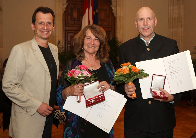 StR Christian Oxonitsch verlieh zwei besonderen Musikpädagogen, Mary Farell und Jim Pearson, das Silberne Verdienstzeichen des Landes Wien