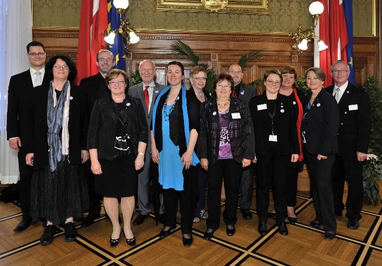 Dritte Landtagspräsidentin Marianne Klicka (4.v.li.) gratulierte dem Chorforum Wien zum runden Jubiläum 